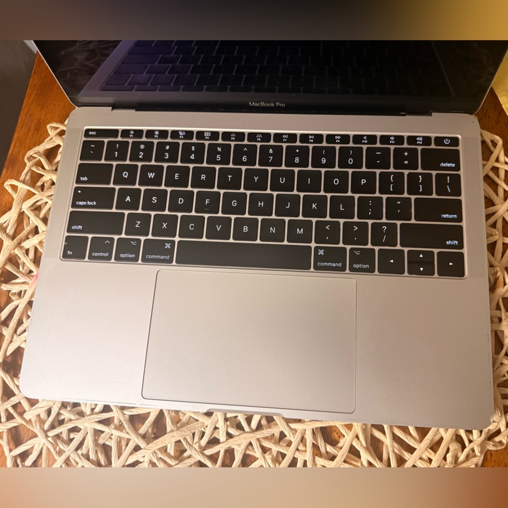 Apple MacBook in Elegant Silver - Picture 4 of 7